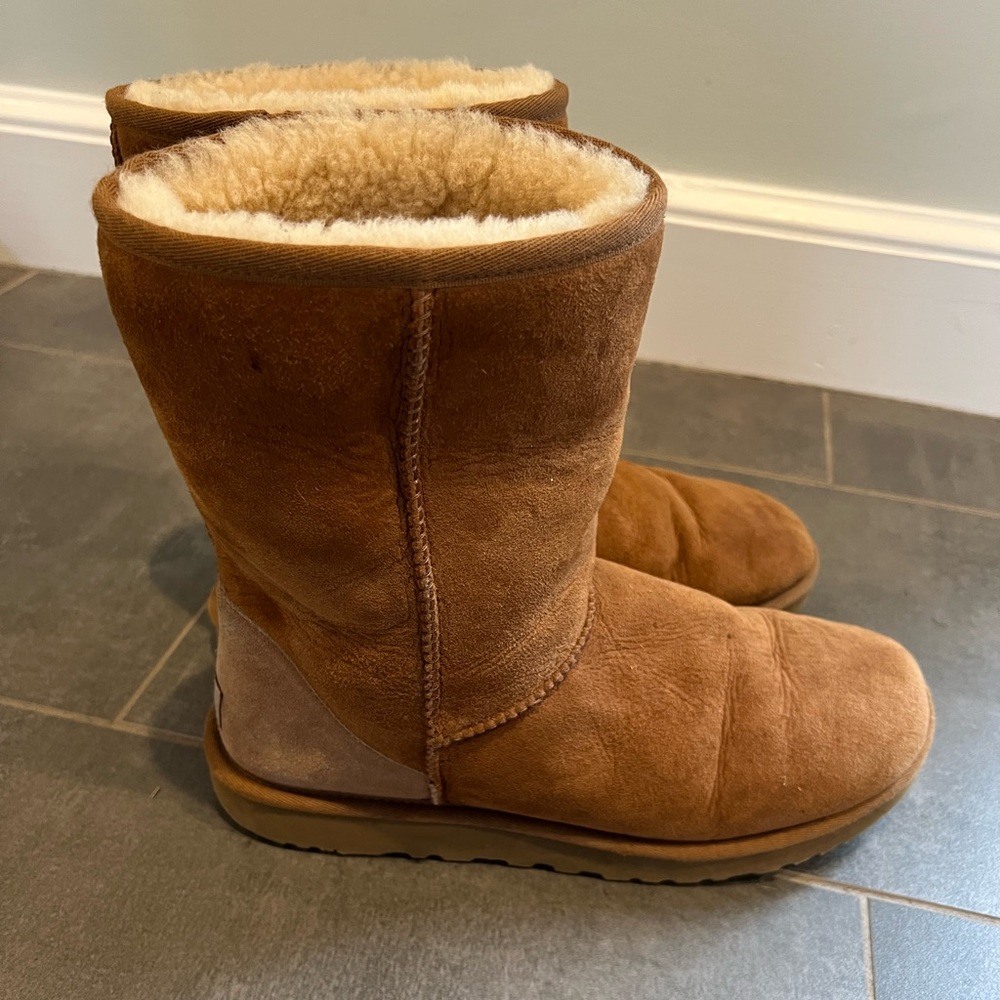 UGG Classic Short Book, Size 9